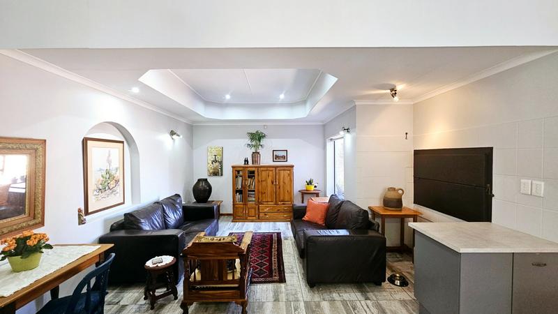 6 Bedroom Property for Sale in Fraaiuitsig Western Cape